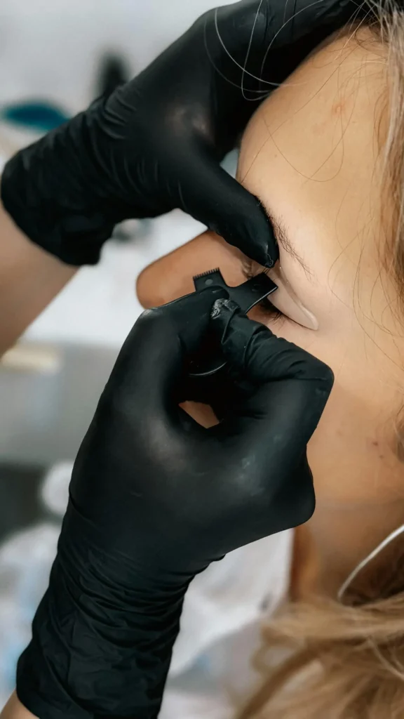 Microblading mi Kalıcı Makyaj mı? Kaş Estetiğinde Doğru Seçim