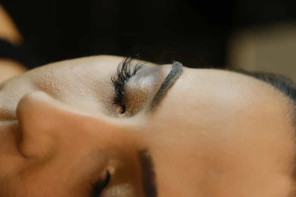 Kalıcı eyeliner göz uygulaması
