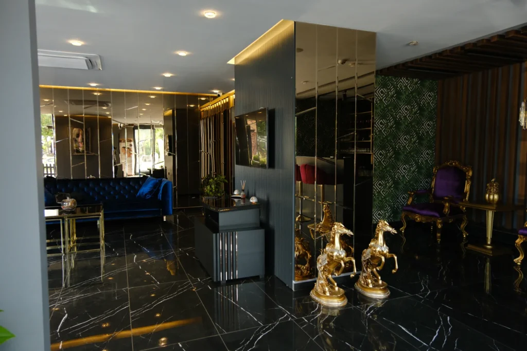 Salon lobisi altın at heykeli